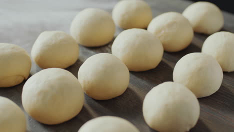 bolas de masa en la mesa de la cocina
