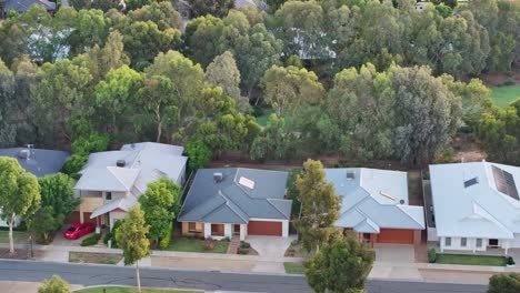 Vista-Aérea-Baja-De-Una-Línea-De-Casas-Nuevas-Construidas-Frente-A-Una-Calle-Del-Campo-De-Golf-Black-Bull-En-Yarrawonga.