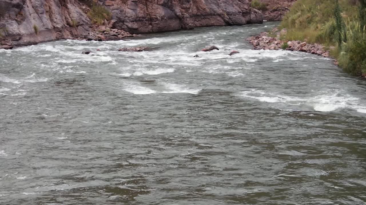 Rapide del fiume con rocce sull'acqua a Mendoza, Argentina