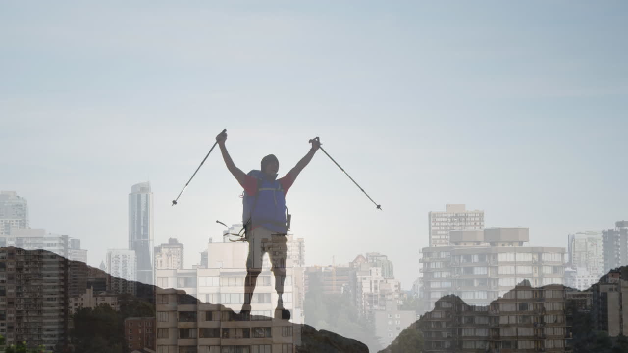 video compuesto de un hombre afroamericano caminando por las montañas contra el paisaje urbano