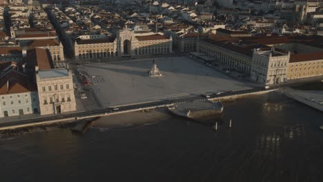 imágenes de drones del centro histórico de la plaza de la ciudad de praca do comercio en lisboa, portugal, filmadas durante la puesta de sol