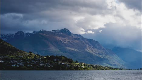 timelapse plus rapide du lac et des montagnes enneigées à queenstown depuis le terrain de camping à la dérive