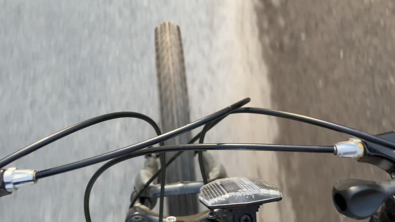 산악 자전거의 도로 아스팔트 경로에서 자전거 타기 - 산악 자전거의 앞 타이어, 스티어링 휠 및 브레이크의 클로즈업 pov 영상