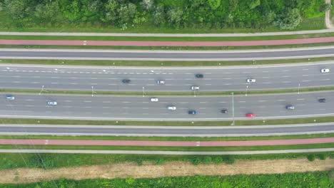 Vista-Aérea-Sobre-Un-Intercambio-De-Carreteras-Durante-La-Hora-Pico-De-Tráfico