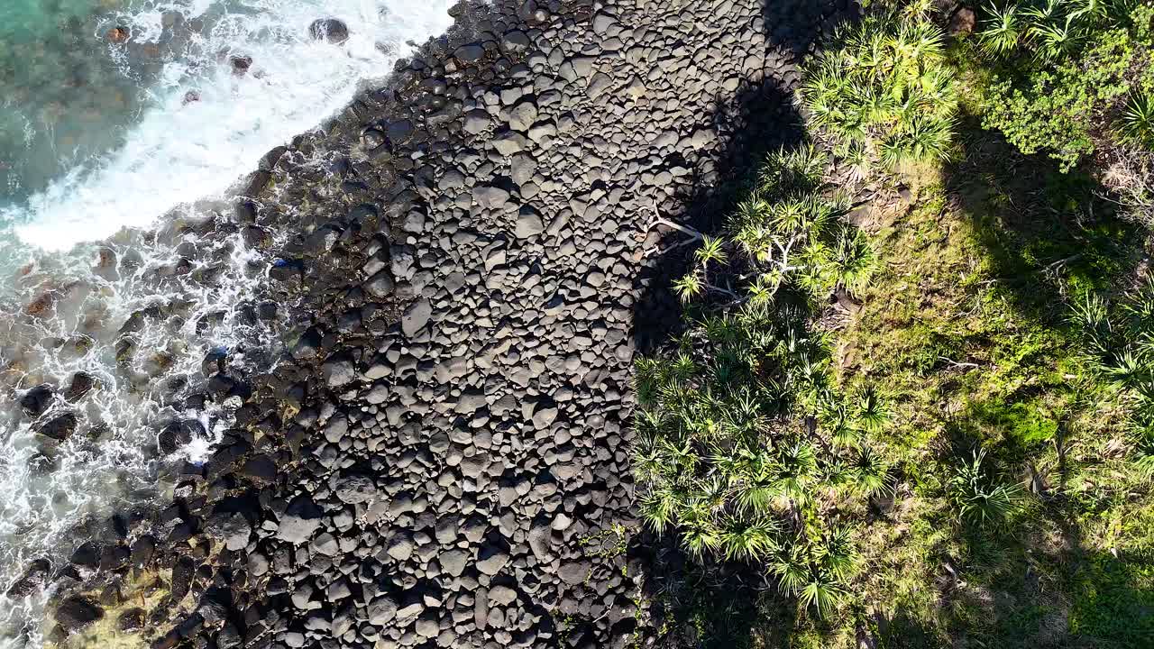 Bølger der slår ind mod den klippefyldte Fingal Head kystlinje