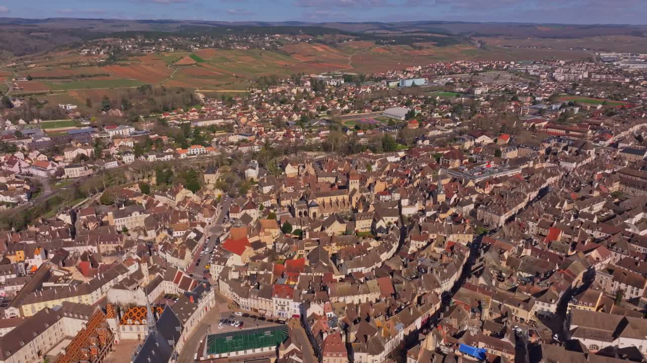 Paesaggio urbano di Beaune incorniciato dai primi germogli primaverili in Francia