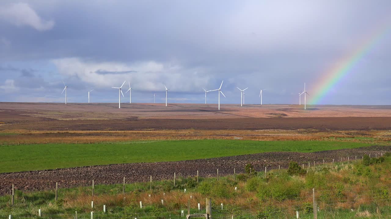북부 스코틀랜드의 풍력 발전 풍차 근처에 아름다운 무지개가 형성됩니다.