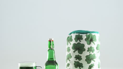 feliz día de san patricio mensaje con pinta verde, botella y sombrero irlandés para san patricio