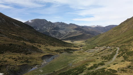 vuelo sobre los verdes campos con las grandes montañas al final del valle, en la comarca de puymorens