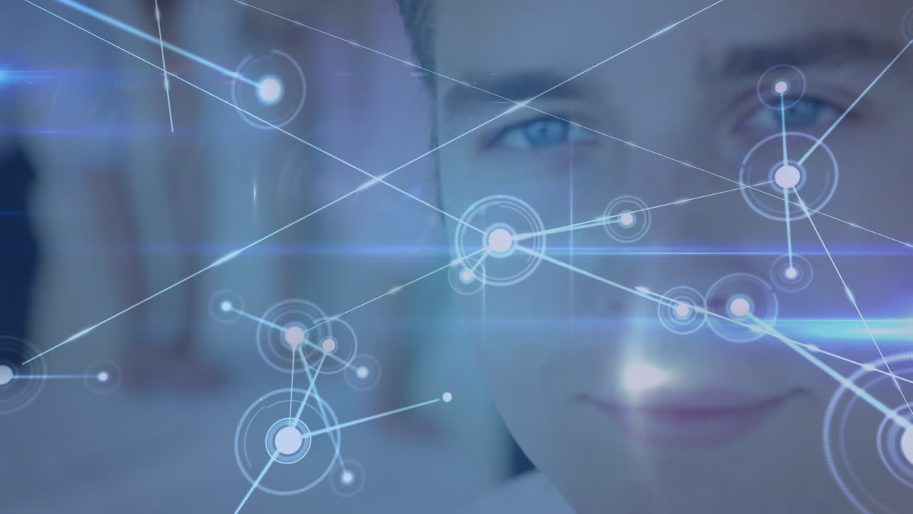 animación de la red de conexiones sobre empresario caucásico mirando y sonriendo a la cámara