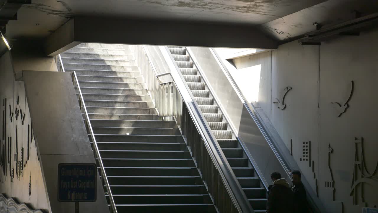 escaleras mecánicas y escaleras en una estación de metro