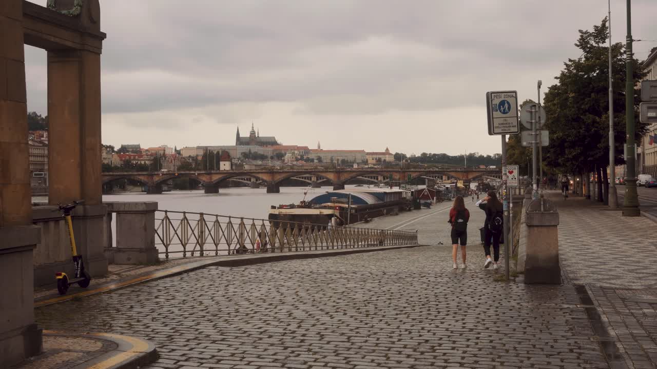POV di una passeggiata vicino al fiume Moldava a Praga, con la cattedrale all'orizzonte