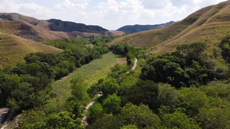 Vista-Aérea-De-Una-Carretera-En-Terreno-Montañoso-Sobre-La-Isla-De-Sumba,-Nusa-Tenggara-Oriental,-Indonesia