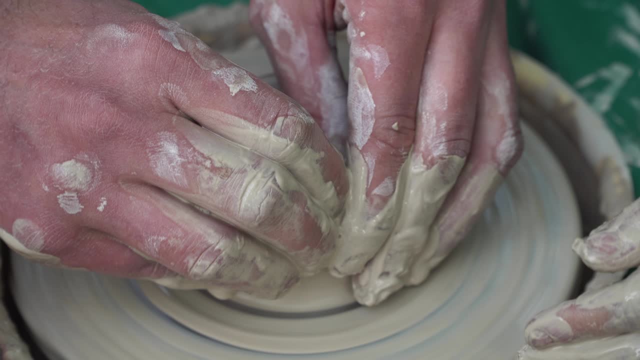 fabricante de cerámica que hace cerámica a mano