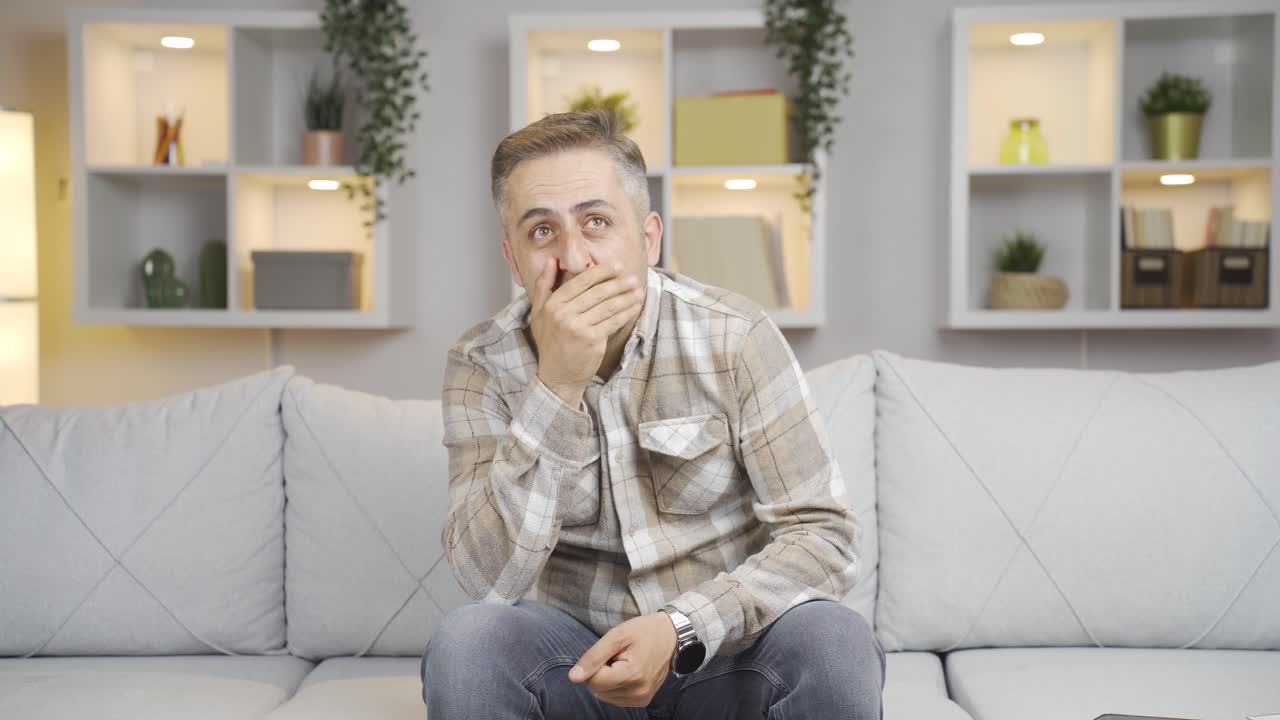 hombre con miedo y estrés.