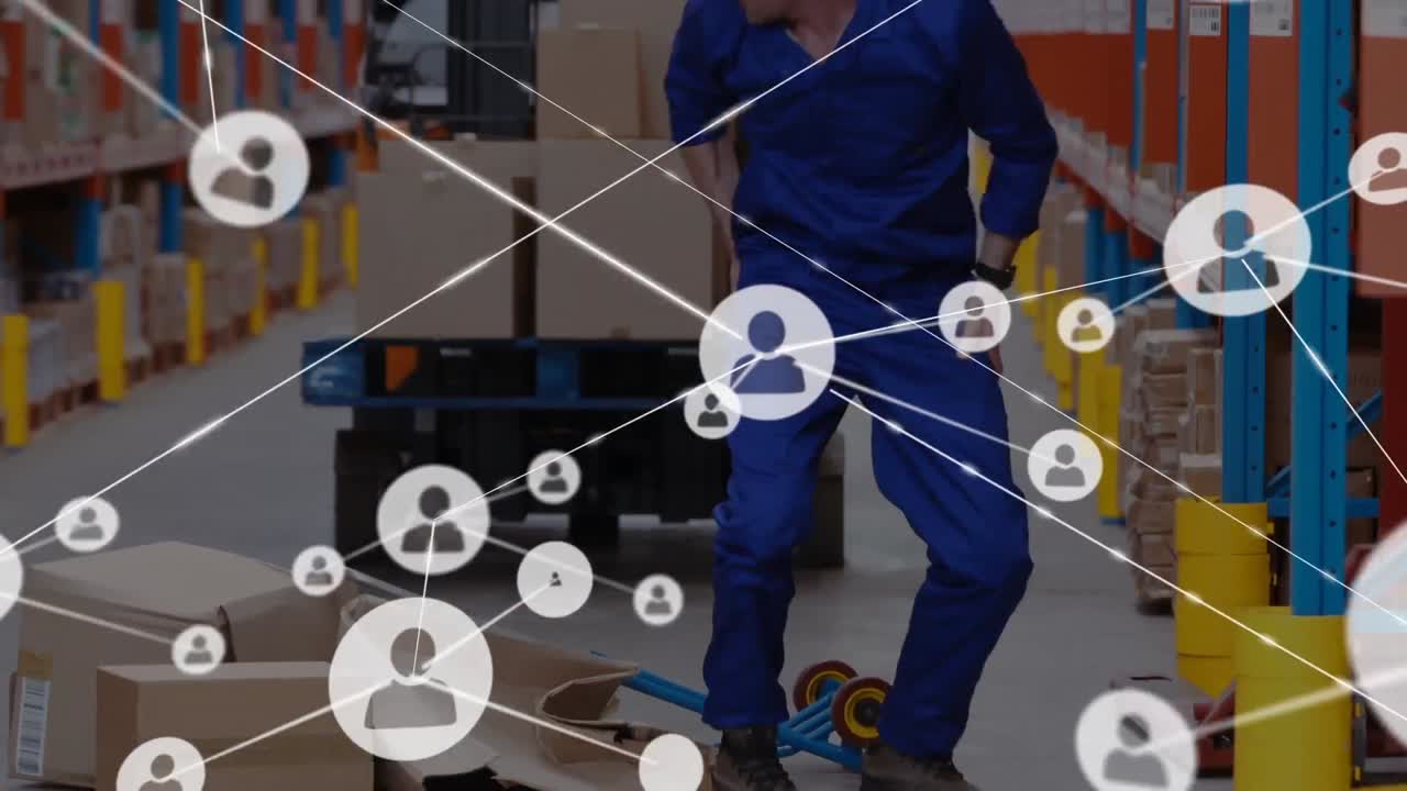 animación de la red de conexiones sobre el hombre que cae mientras trabaja en el almacén