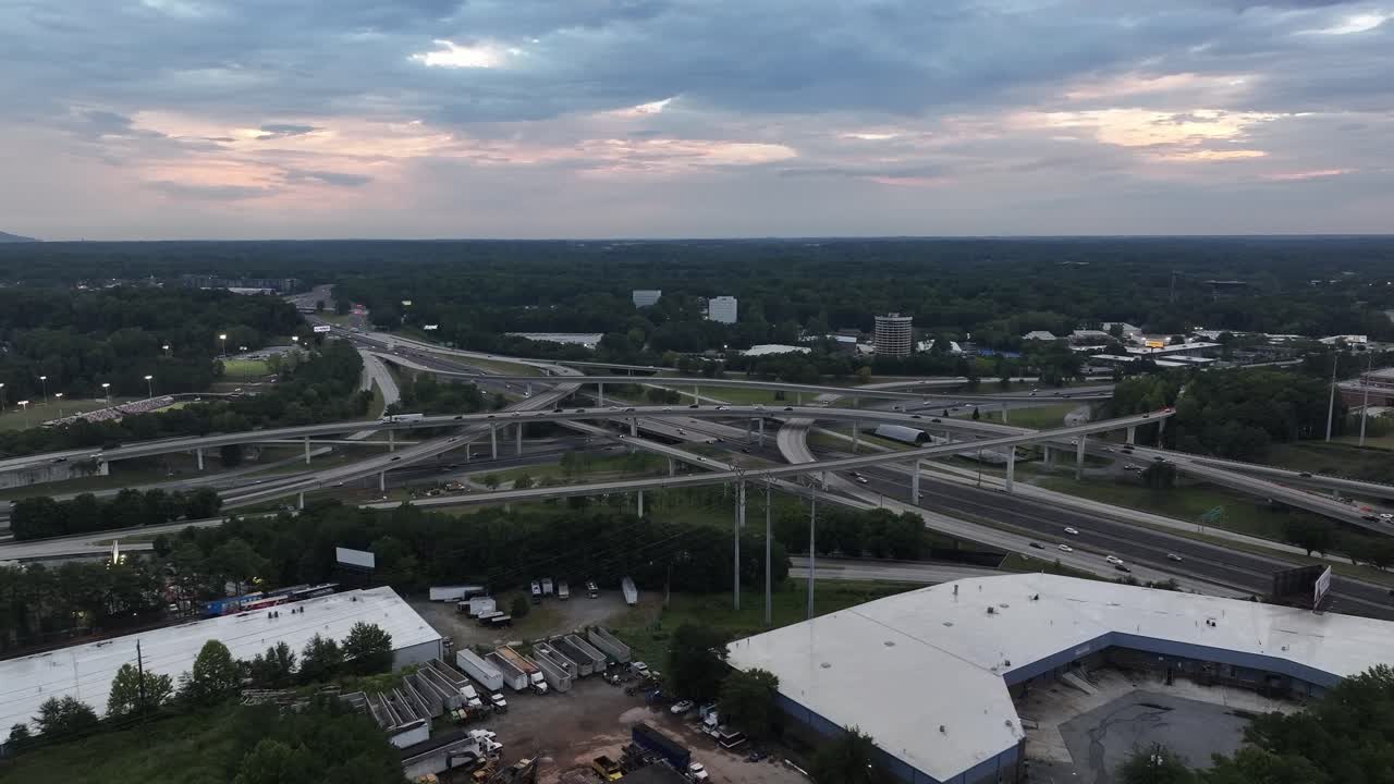 Arus lalu lintas di koridor Spaghetti Junction, persimpangan Jalan Antar Negara Bagian 85 dan 285 di Atlanta Georgia pada malam hari, rekaman drone