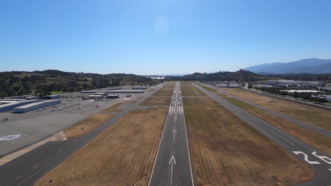 una vista aérea hacia adelante acercándose a la pista en el campo brackett cerca de la verne, california