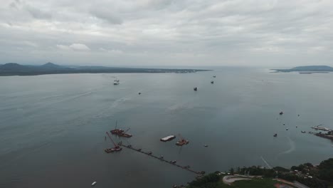 Buques-De-Carga-Y-Pequeñas-Embarcaciones-Navegando-Hacia-El-Puerto-De-São-Francisco-Do-Sul-En-La-Bahía-De-Babitonga,-Santa-Catarina,-Brasil.