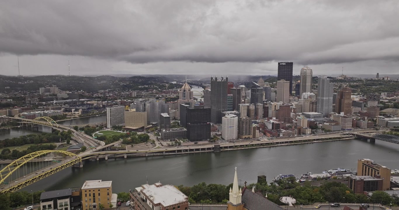 Pittsburgh Pensilvanya Havadan v95, South Shore'dan nehirler üzerinden Şehir Merkezi ve Mount Washington mahallelerine doğru bulutlu havadan uçuş - Mavic 3 Pro Cine ile çekildi - 24 Eylül 2023.