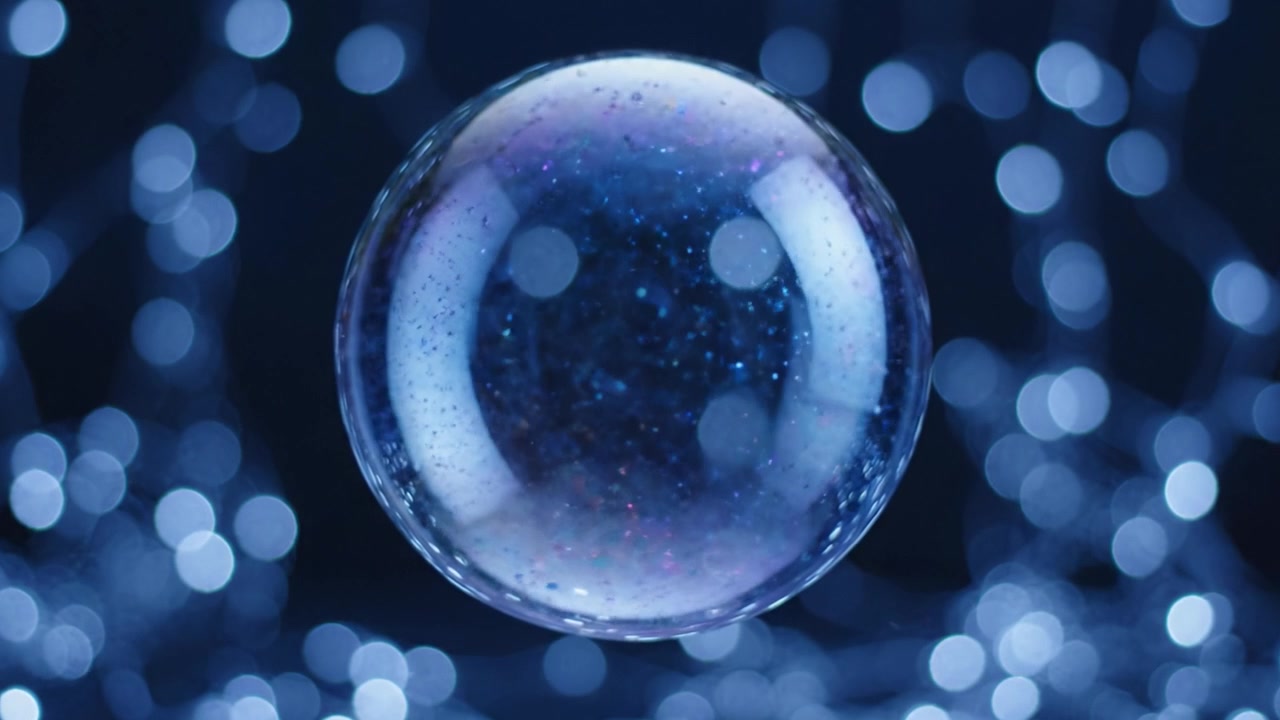 Un primo piano accattivante di una bolla galleggiante tra luci blu scintillanti, che mostra riflessi dettagliati e intricate texture superficiali, perfetto per concetti visivi astratti.