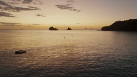 Los-Turistas-Se-Paran-En-Paddle-Surf-Al-Atardecer-En-La-Playa-De-Costa-Rica-Cerca-De-Guanacaste-En-América-Central