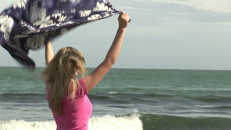 mujer relajándose en la playa