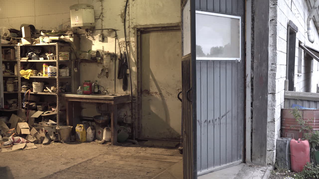 가게 내부에서 일하는 용접공의 빛 불꽃