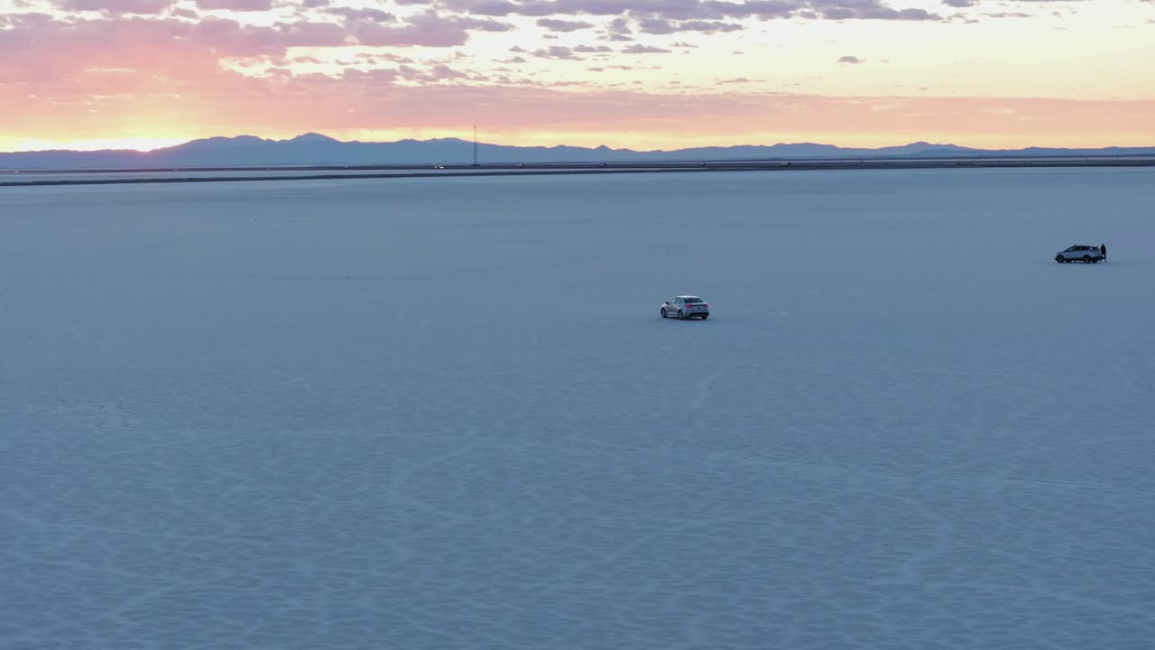 vehículo y personas en bonneville salt flats al atardecer, utah