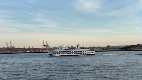un ferry con turistas navegando a lo largo de la isla de los gobernadores en la parte superior de la bahía de nueva york