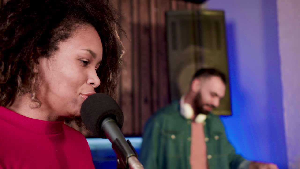 스튜디오에 있는 가수