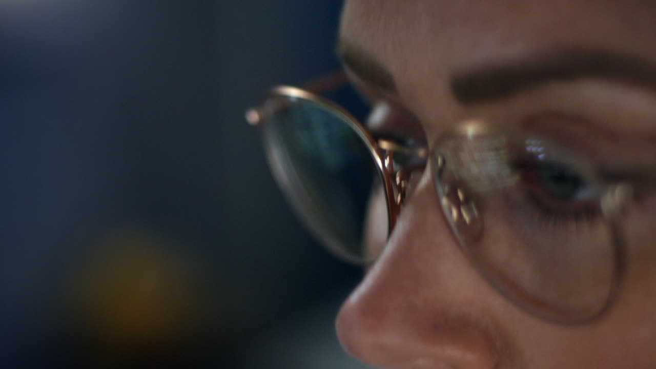 primer plano de una niña que trabaja tarde en la noche