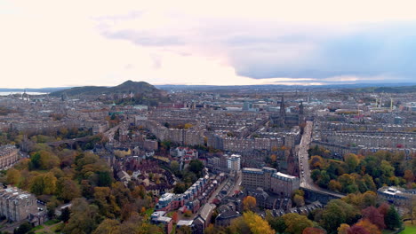 Empuje-Aéreo-Sobre-Edimburgo-Y-Dean-Village-En-Dirección-Al-Castillo-De-Edimburgo