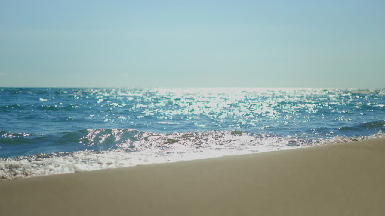 모래 해변에 파도