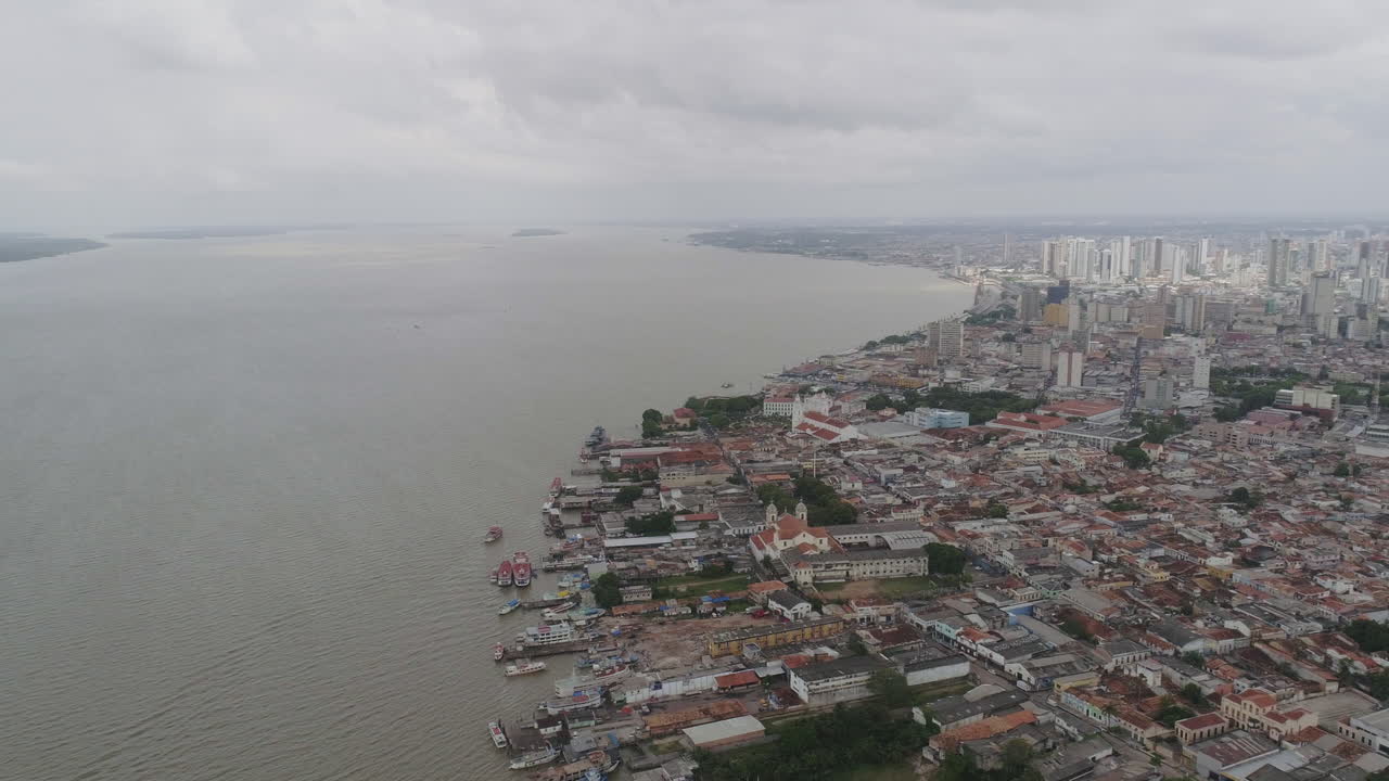 Ripresa aerea della città di Belem che incontra il fiume, movimento di panoramica, Brasile.