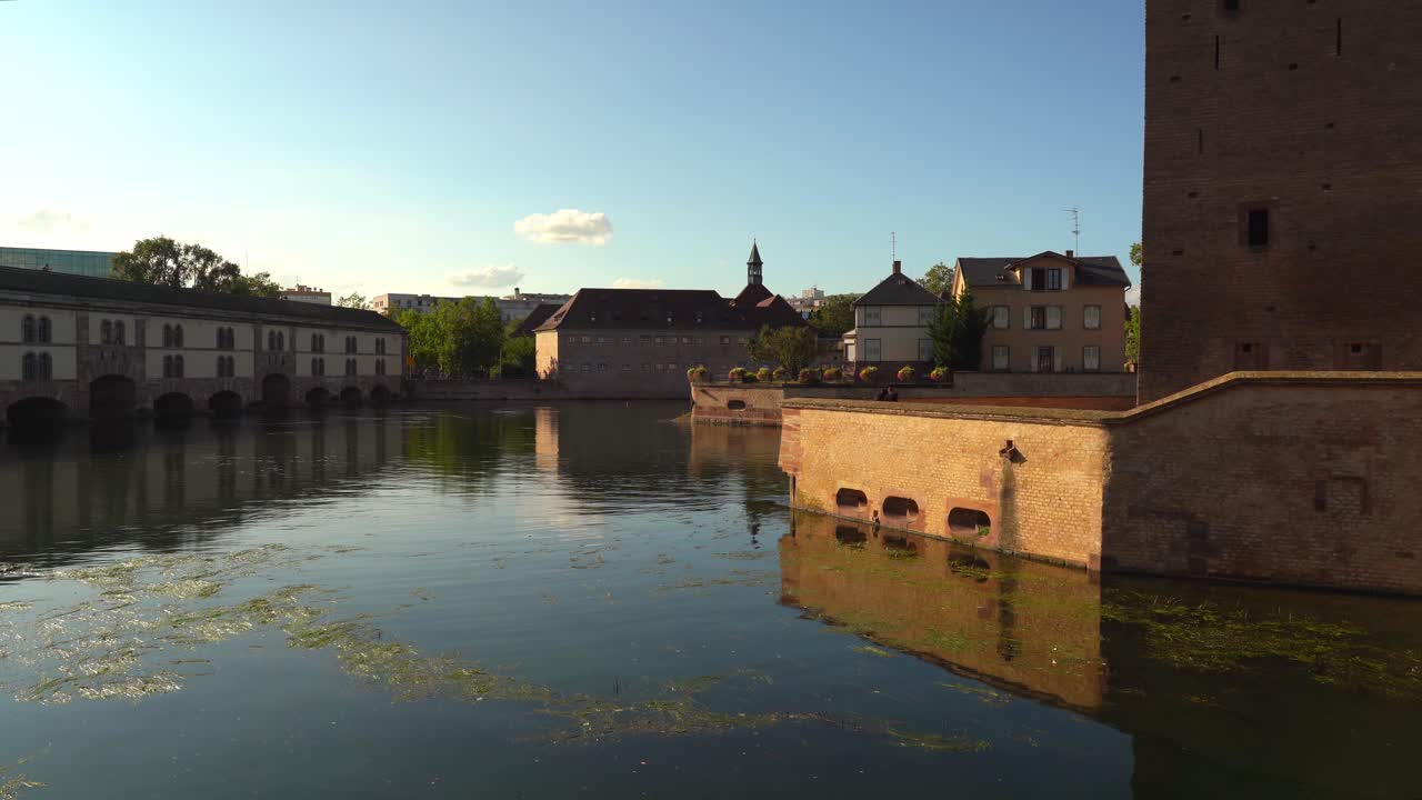 Ponti Coperti di Strasburgo a La Petite France con lo storico Barrage Vauban in una sera di sole