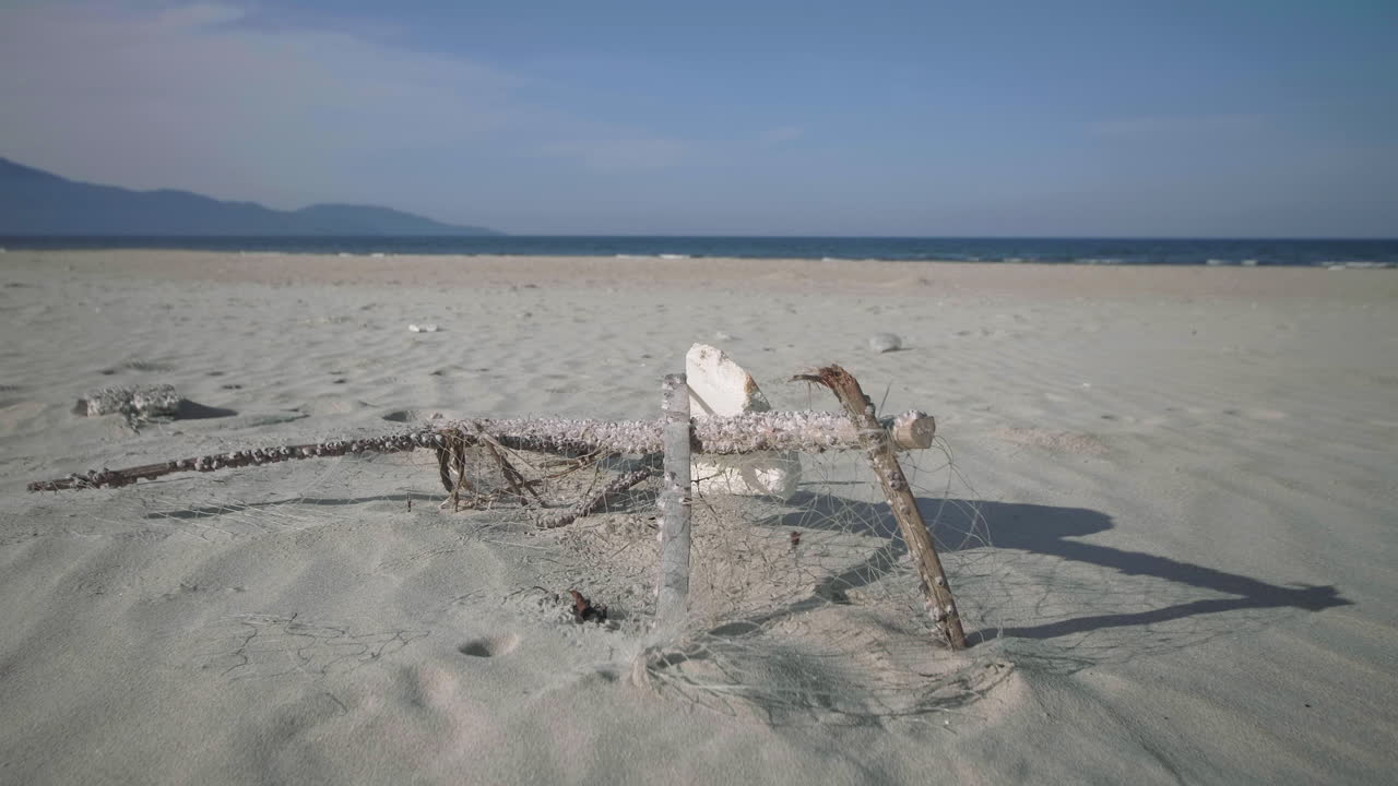 проблема загрязнения окружающей среды - старые рыболовные сети, выброшенные на берег и заросшие балянусами