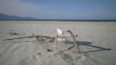 Umweltverschmutzungsproblem-–-Alte-Fischernetze-Wurden-Mit-Seepockenbewuchs-An-Den-Strand-Gespült