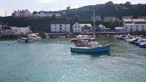 Kornischer-Hafen-Mit-Verschiedenen-Festgemachten-Booten-Sowie-Häusern-Und-Restaurants-Am-Meer