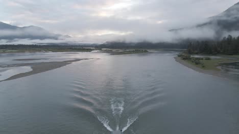imágenes de drones de 4k de un bote a reacción que se mueve por el marco central del río