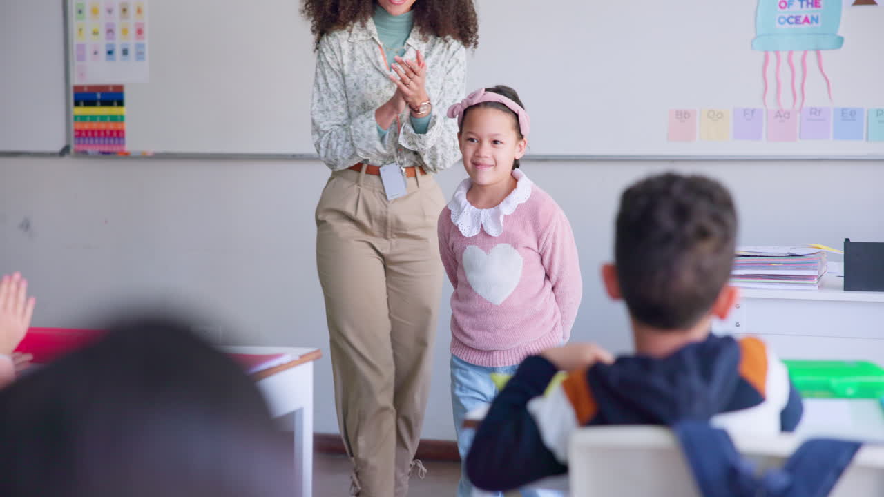 clase, presentación y niño feliz orador