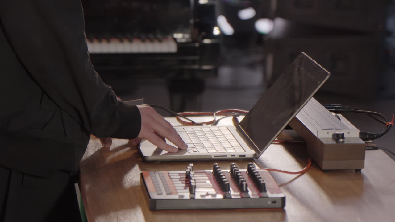 노트북과 미디 컨트롤러에서 작업하는 음악 프로듀서