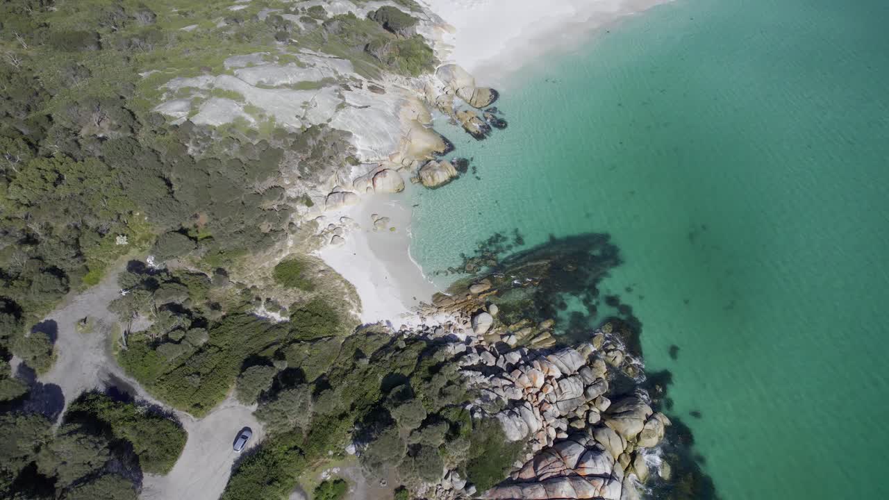 Sloop Reef con Taylors Beach in Tasmania, Australia - Drone dall'alto verso il basso