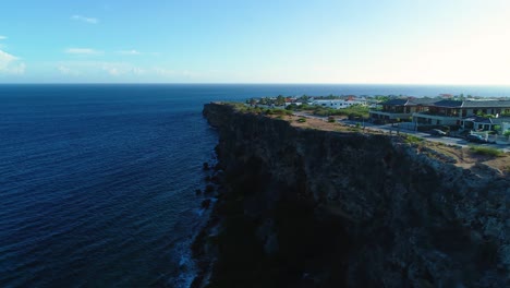 la órbita aérea se mueve desde lujosas casas con vista al océano en los acantilados caribeños de curacao