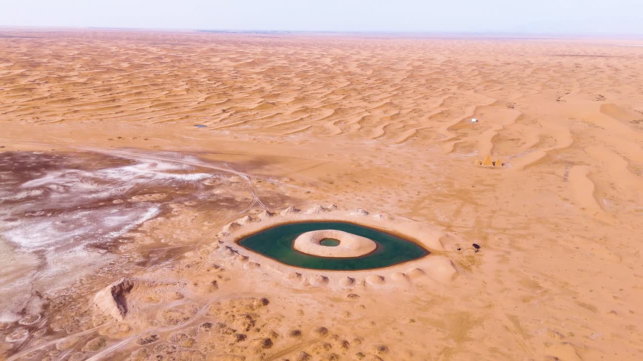 중국 내몽골 자치구 텐거 사막에 있는 인공 눈 호수