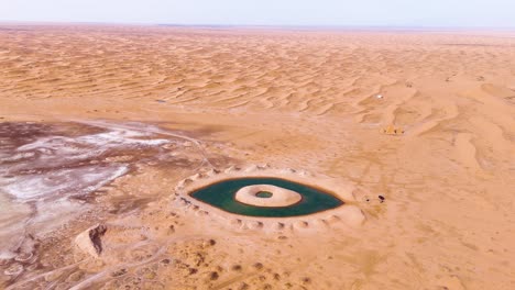 fotografía aérea del lago de ojo artificial en el desierto de tengger, región autónoma de mongolia interior, china