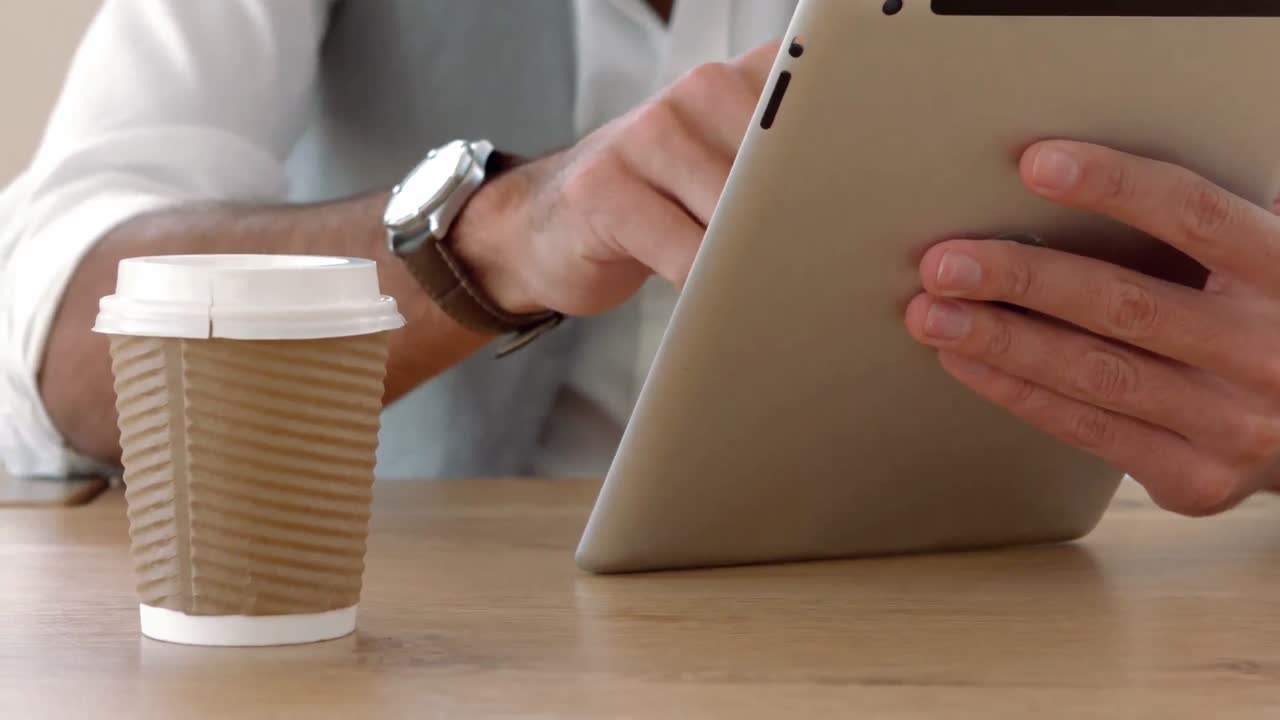 태블릿을 사용하는 젊은 사업가