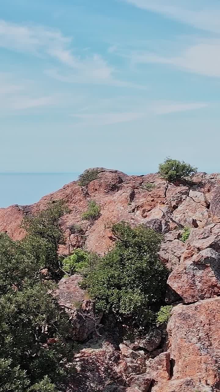 Vedute di scogliere rocciose e mare blu in Corsica, Francia, durante il giorno