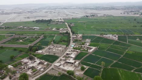 Über-Dem-Schlamm:-Ein-Faszinierender-Blick-Auf-Das-Schlammige-Dorf-Afghanistans