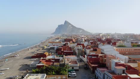 un avión no tripulado en ascenso, filmando la roca de gibraltar